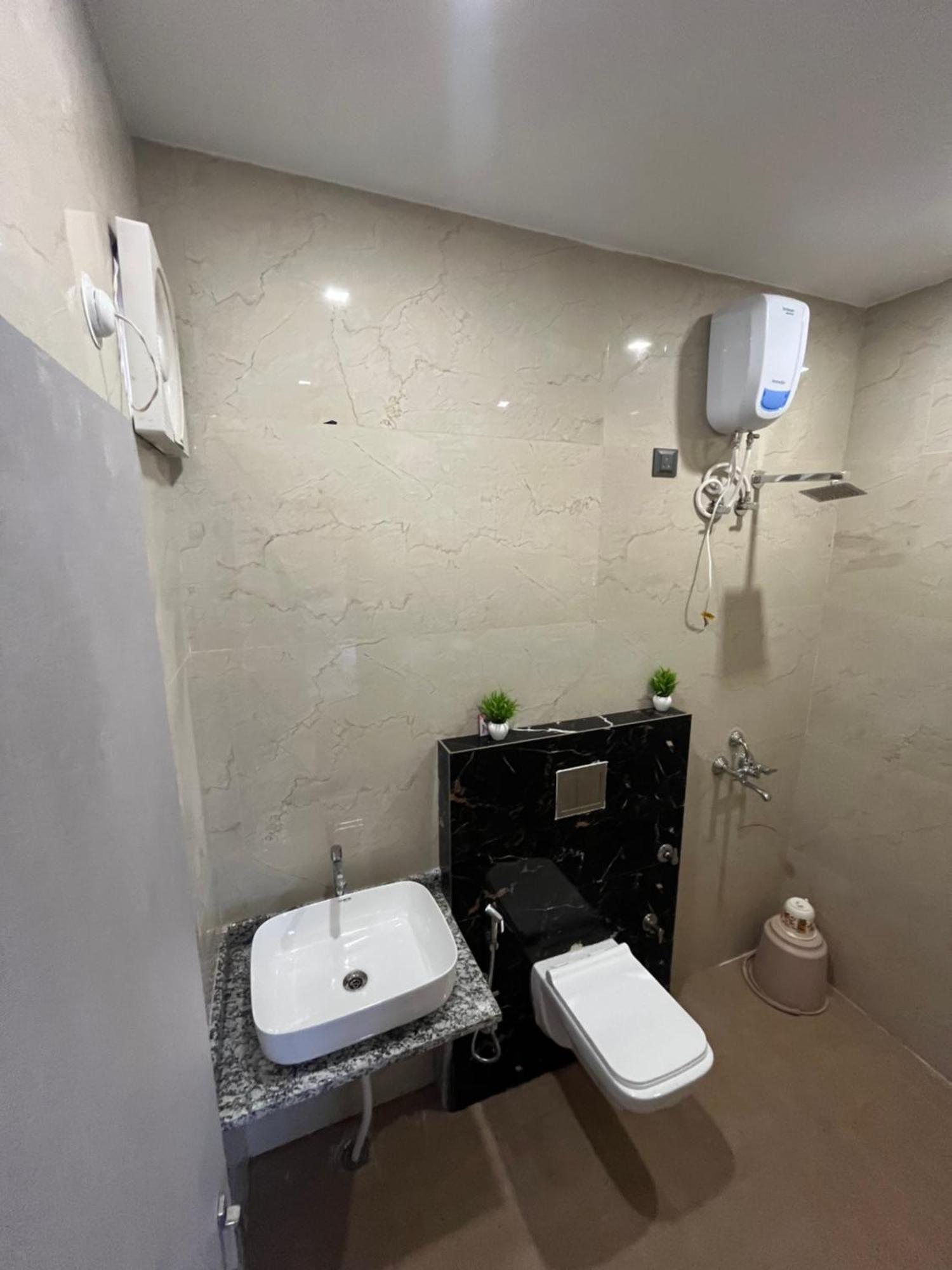 Hotel Arrow 19 Bareli Exterior foto